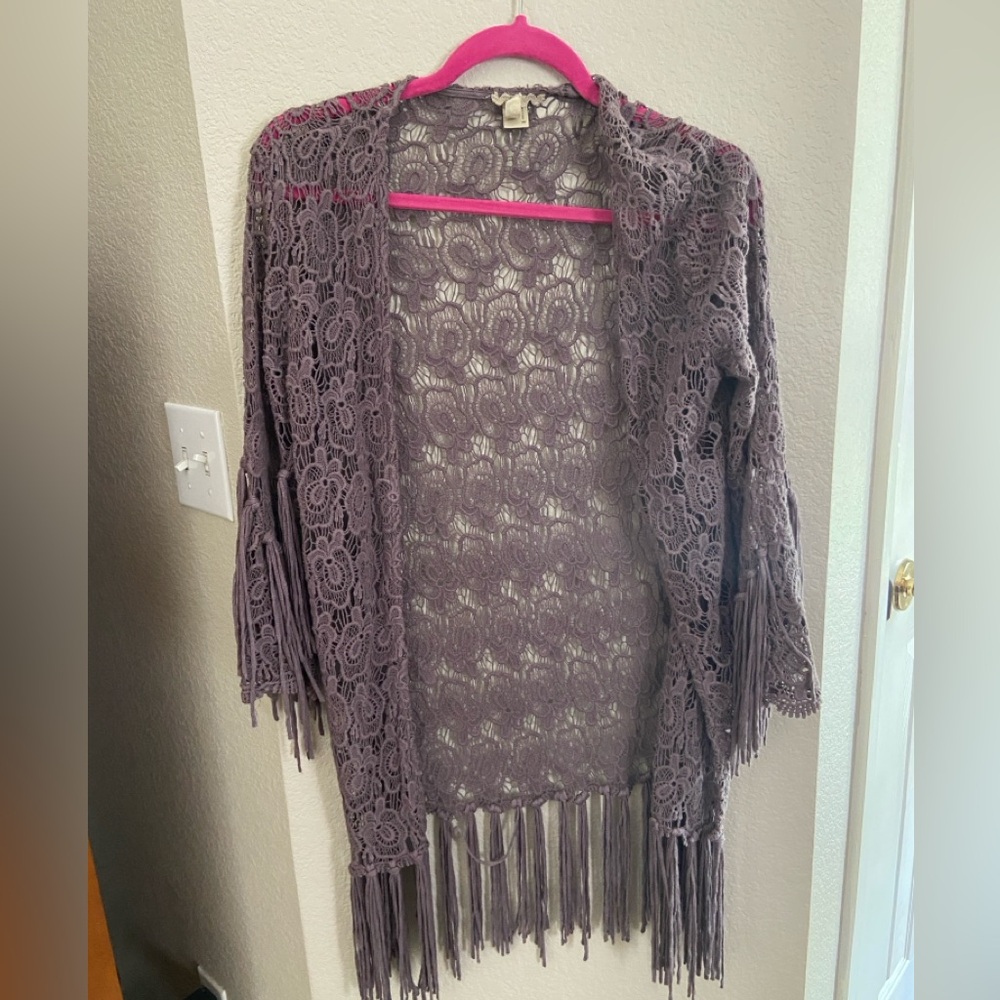 Women’s Gimmicks by BKE, lilac lace flyaway fringe duster cardigan
